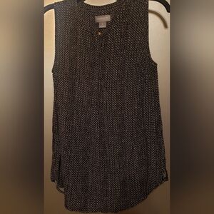 WOMANS ADORABLE LIZ CLAIBORNE SLEEVELESS SUMMER 1/4 BUTTON DOWN BLOUSE. SIZE M